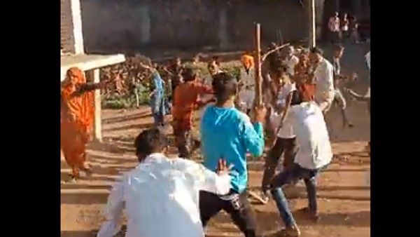 నవరాత్రుల్లో అశ్లీల నృత్యాలు?: ఇరువర్గాల మధ్య దాడులు, కర్రలతో కొట్టుకున్నారు