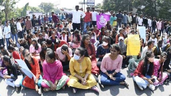 నిజాం కాలేజీ విద్యార్థుల ఆందోళన: భారీగా ట్రాఫిక్ జామ్, ఉద్రిక్తత