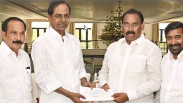 కూసుకుంట్లకు బీఫామ్ అందించిన కేసీఆర్: రూ. 40 లక్షల చెక్కు కూడా