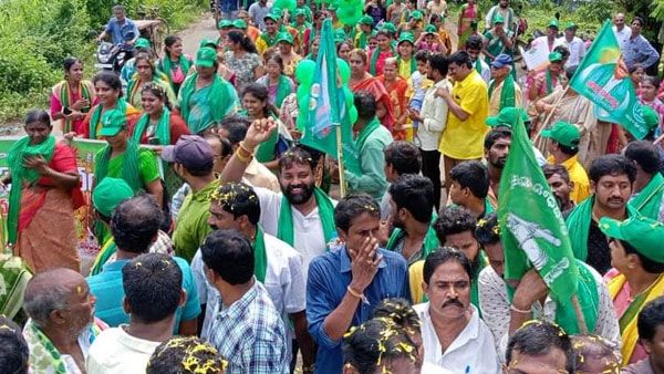 అమరావతి పాదయాత్రలో తీవ్ర ఉద్రిక్తత-తణుకులో వైసీపీ నిరసనలు-నల్లబెలూన్లు, ఫ్లెక్సీలతో..