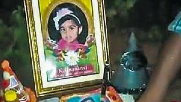 Jagityala: చనిపోయిన కూతురు ఫొటోకు కేక్ తినిపించిన తల్లిదండ్రులు.. హృదయాన్ని కదిలించిన దృశ్యం..