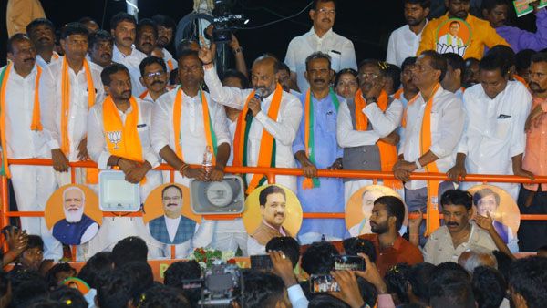 గుంట నక్కలే గుంపులుగా.. రాజగోపాల్ రెడ్డి సింహం సింగిల్ గానే: బండి సంజయ్ తగ్గట్లేదుగా!!