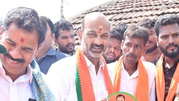 వదిలిపెట్టం.. ఎన్నికల సంఘానికి ఫిర్యాదు చేశాం; ఢిల్లీ వెళ్ళినా ఏమీ చెయ్యలేరు: బండి సంజయ్