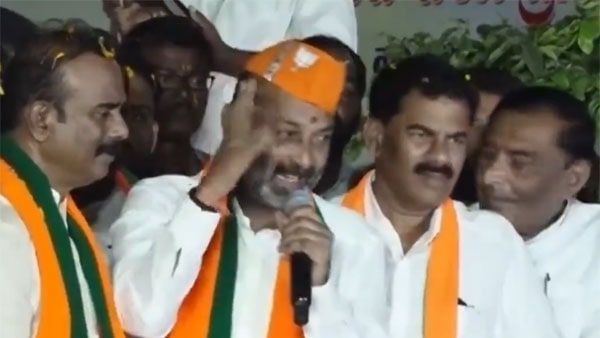 కేసీఆర్ యూజ్ లెస్ ఫెలో; టీఆర్ఎస్ దండుపాళ్యం ముఠా; బట్టలూడదీసి కొడతామన్న బండి సంజయ్