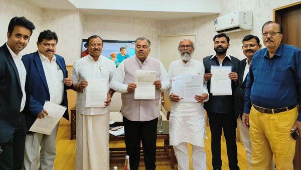 కేసీఆర్ మునుగోడులో దొంగ ఓటర్లను ప్రోత్సహిస్తున్నారు.!కేంద్ర ఎన్నికల సంఘానికి బీజేపి నేతల ఫిర్యాదు.!