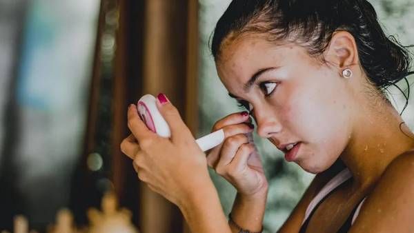 Contact Lenses: కాంటాక్ట్ లెన్సుతో నిద్రపోతున్నారా.. అయితే ప్రమాదమే..