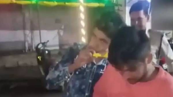 Viral Video:అల్లరి మూకకు తగిన బుద్ది చెప్పిన పోలీసులు, ఏం చేశారంటే..