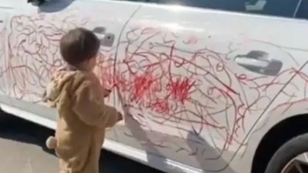 VIRAL VIDEO:ఓరెయ్ బుడ్డొడా, కారును నాశనం చేశావు కదారా, లిప్ స్టిక్‌తో గీసి మరీ