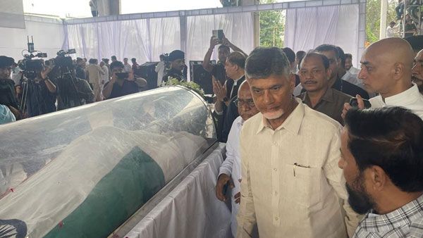 చంద్రబాబు అంతటి నేతకే చుక్కలు చూపిస్తున్న సొంత పార్టీ ఎంపీ..!!