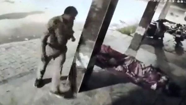 పెట్రోలింగ్ పోలీసే దొంగ: షాపు ముందు నిద్రిస్తున్న వ్యక్తి మొబైల్ చోరీ, వీడియో వైరల్