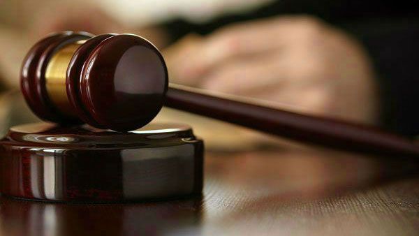 Judge: కోర్టులోకి వెళ్లి జిల్లా జడ్జికి చెప్పు చూపించాడు, నాకే ఫైన్ వేస్తావా?, దెబ్బకు దిగిపోయింది!