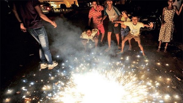 crackers fire:పిల్లలను ఒంటరిగా వదలొద్దు, దగ్గరలో ఉండాలంటోన్న వైద్యులు