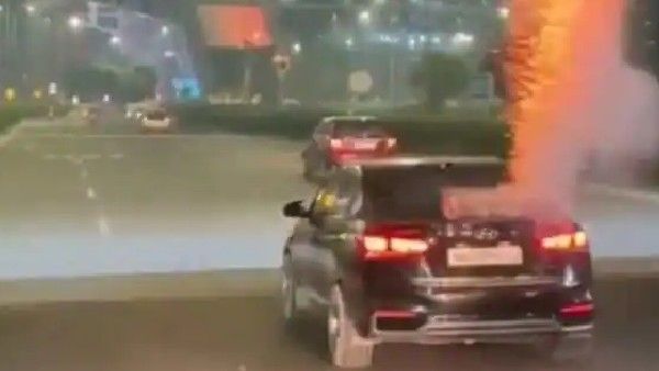 VIRAL:ఓరెయ్, ఏందిది, కారు డిక్కీపై పటాసులు కాల్చుతూ.. వైరల్