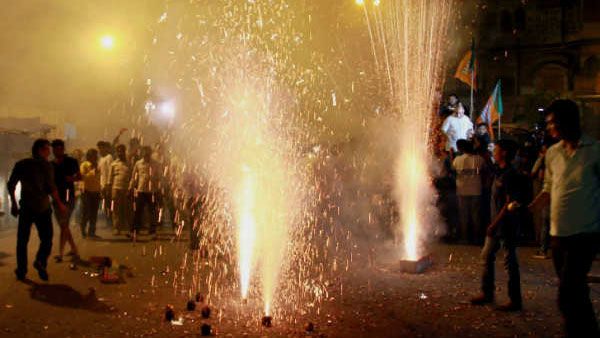 ఈ దీపావళి జరుపుకోండి సేఫ్ గా.. టపాసులు కాల్చేటప్పుడు ఉండండి జాగ్రత్తగా!!