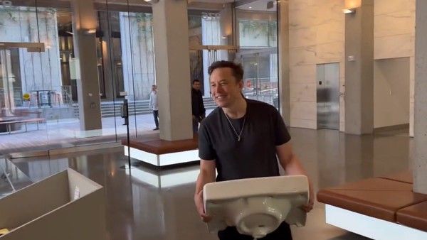 VIRAL:ఇదేంది మాస్క్.. ట్విట్టర్ ఆఫీసులో సింక్ తీసుకొని వస్తూ, వైరల్