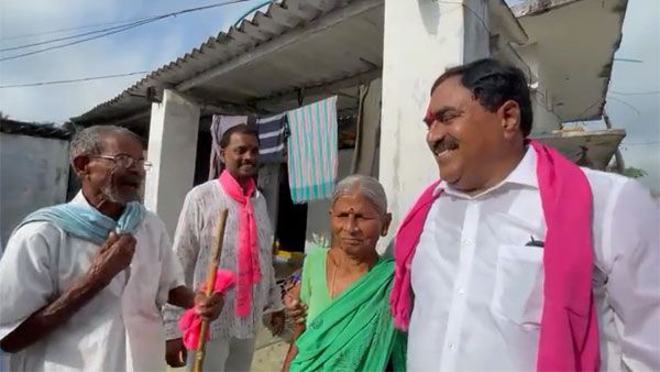 ఆయన లేక పోతే బువ్వ లేదు,బట్ట లేదు!సారే కావాలి,కారే రావాలి.!మునుగోడులో ఎర్రబెల్లితో వృద్దిడి వింత సంభాషణ!