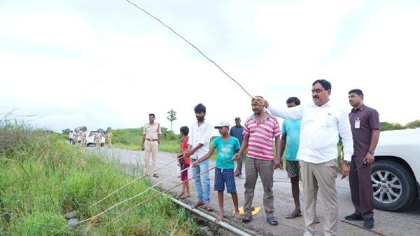 బిజీ షెడ్యూల్ లోనూ మంత్రి ఎర్రబెల్లి ఆటవిడుపు; సరదాగా చేపలవేట.. కొసమెరుపు ఏమిటంటే!!