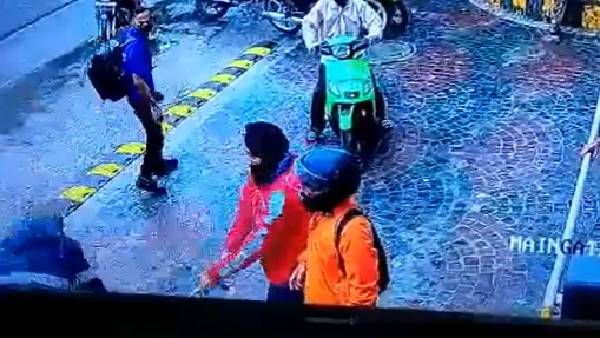 డిష్యూం డిష్యూం: సెక్యూరిటీ గార్డ్ వర్సెస్ ఫుడ్ డెలివరీ ఏజెంట్, ఎందుకంటే