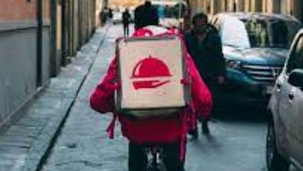 Delivery boy: వాట్సాప్ లో టీ షర్ట్ కోడ్, డెలవరీ బాయ్ ఏం డెలవరీ చేస్తున్నాడో తెలుసా ?, క్రిమినల్!