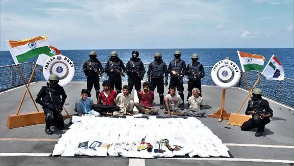 గుజరాత్ తీరంలో రూ.350 కోట్ల డ్రగ్స్ సీజ్- పాకిస్తాన్ బోటు నుంచి కోస్ట్ గార్డ్ స్వాధీనం