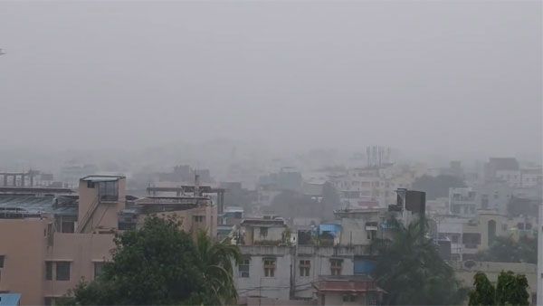 వర్ష బీభత్సం: గ్రేటర్‌లో భారీ వాన, మిగతా చోట్ల కూడా, జనం ఇబ్బందులు