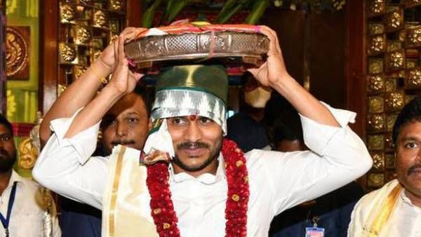 రేపు ఇంద్రకీలాద్రిపై మూలానక్షత్రం శోభ-భక్తుల పోటు-దుర్గమ్మకు జగన్ పట్టువస్త్రాల సమర్పణ