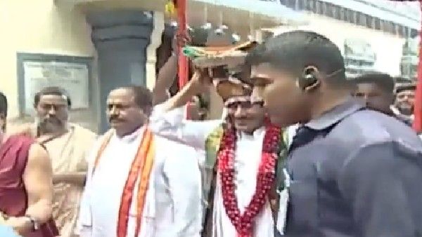 అమ్మవారికి సీఎం జగన్ పట్టు వస్త్రాలు - సంప్రదాయ వస్త్ర ధారణలో..!!