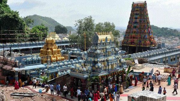 సరస్వతీ దేవిగా దుర్గమ్మ -వీఐపీ సిఫారసులు రద్దు : పోటెత్తిన భక్తులు..!!