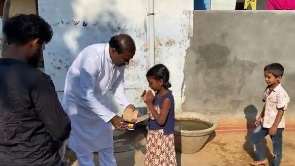 పిల్లలకు చాక్లెట్లు పంచుతూ కేఏ పాల్ షాకింగ్ ప్రచారం.. ఈ వీడియో చూస్తే నవ్వాపుకోలేరు!!