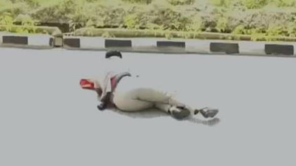 video:సీఎం కేసీఆర్ కాన్వాయ్ నుంచి పడిన మహిళా పోలీస్, ఆపని వాహనాలు