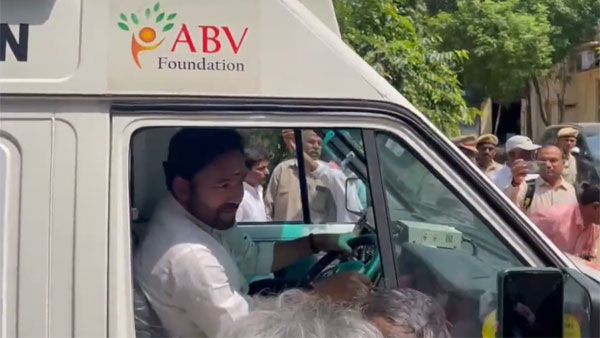 Kishan Reddy: అంబులెన్స్ నడిపిన కేంద్ర మంత్రి కిషన్ రెడ్డి..