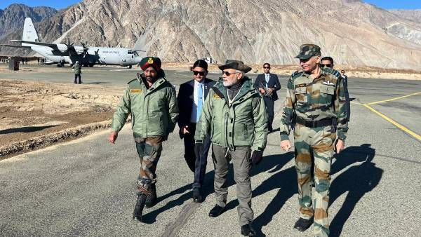 కార్గిల్ సరిహద్దుల్లో ప్రధాని మోదీ - భారత్ మాతాకీ జై నినాదాలతో..!!