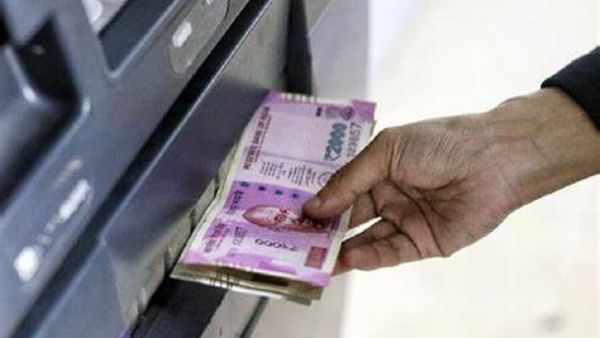 బంపర్ ఆఫర్: రూ.వెయ్యి డ్రా చేస్తే రూ.2 వేలు, జనం క్యూ, చివరికీ