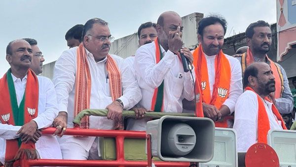 మునుగోడులో రంగంలోకి బండి సంజయ్.. 12రోజుల పాటు రోడ్ షోలు.. రచ్చ షురూ!!