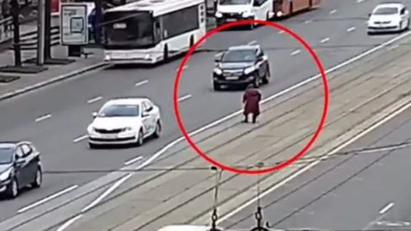 Viral Video:నడిరోడ్డుపై వృద్దురాలి ఇబ్బంది, రోడ్డు దాటేందుకు ట్రబుల్, చివరికీ ఇలా