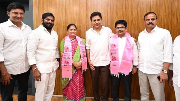 మునుగోడు ఉపఎన్నికల వేళ కాంగ్రెస్ కు షాక్: టీఆర్ఎస్ లోకి పల్లె రవికుమార్ దంపతులు!!