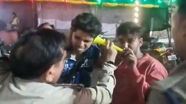 Viral Video: ఇదేం పనిష్మెంట్.. చెవికి పీకలు పెట్టి మరి.. వైరల్ అయిన వీడియో..