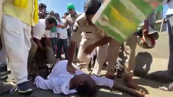 అమరావతి పాదయాత్రలో రైతుకు గుండెపోటు-సీపీఆర్ చేసి బతికించిన పోలీసులు