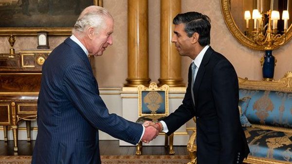 Rishi Sunak : బ్రిటన్ ప్రధాని బాధ్యతల్లోకి రిషీ సునాక్-కింగ్ ఛార్లెస్ తో భేటీ-తప్పులు సరిచేస్తా..