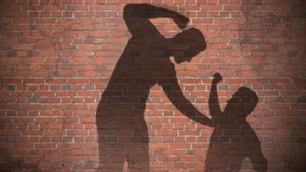 Friends: అక్క చెంప పగలగొట్టిన ఫ్రెండ్, క్రికెట్ గ్రౌండ్ లో వాడి కత్తి లాక్కొని వాడినే చంపి !