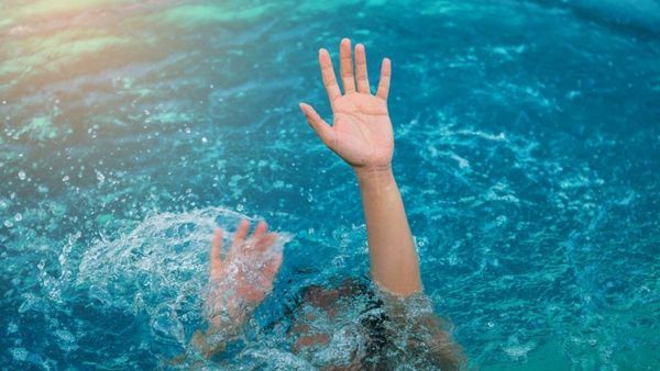 Crime News: ఉపాధ్యాయుల ప్రాణం తీసిన ఫొటో షూట్.. గోదావరిలో మునిగి ఇద్దరు మృతి..