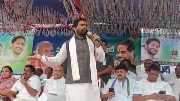 ర్యాలీలు, దీక్షలతో అట్టుడుకుతున్న ఉత్తరాంధ్ర-అమరావతి అంటే తరిమికొట్టాలన్న తమ్మినేని