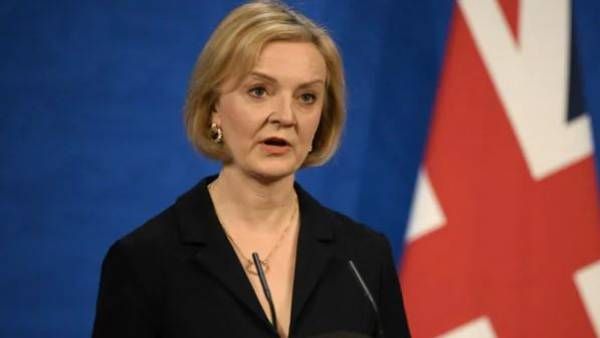 బ్రిటన్ ప్రధాని పదవీకి లిజ్ ట్రస్ రాజీనామా: పదవీ నుంచి దించిన బడ్జెట్ కేటాయింపులు