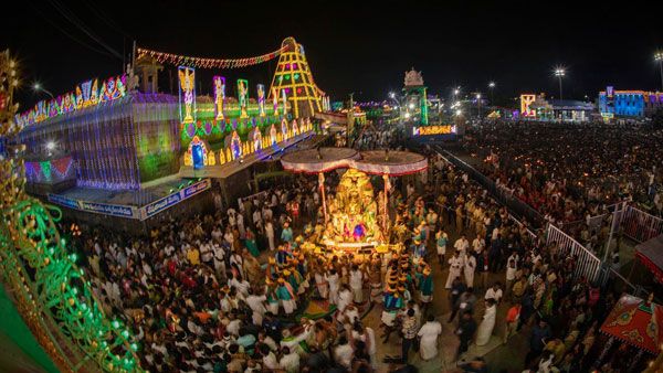 శ్రీవారి బ్రహ్మోత్సవాలు : నేత్ర పర్వంగా గరుడ వాహన సేవ - పాల్గొన్న సీజేఐ..!!