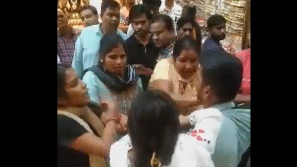 Video:గ‌ర్ల్ ఫ్రెండ్ తో షాపింగ్, రెడ్ హ్యండెడ్ గా దొరికిన భ‌ర్త‌, కాళి అవతారం ఎత్తిన భార్య‌