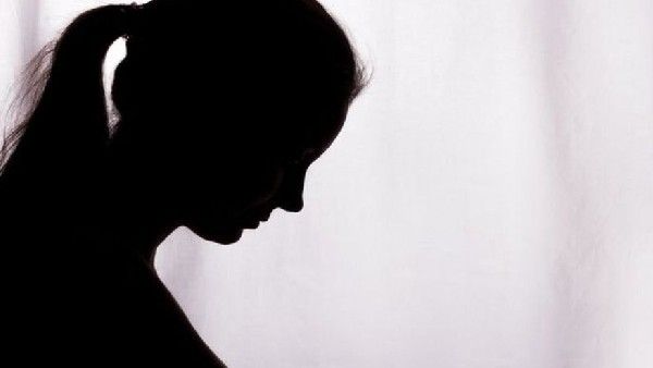 ఒక్కసారిగా కుప్పకూలిన విద్యార్థినులు: కొత్తపల్లి పాఠశాలలో ఏం జరుగుతోంది?