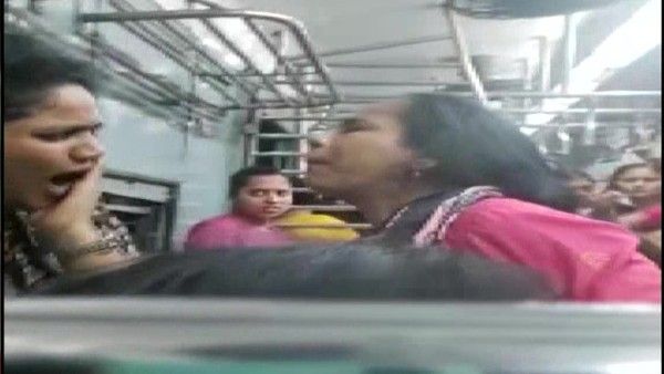 Video: సీటు కోసం లోకల్ రైలులో జుట్లు పట్టుకుని కొట్టుకున్న మహిళలు