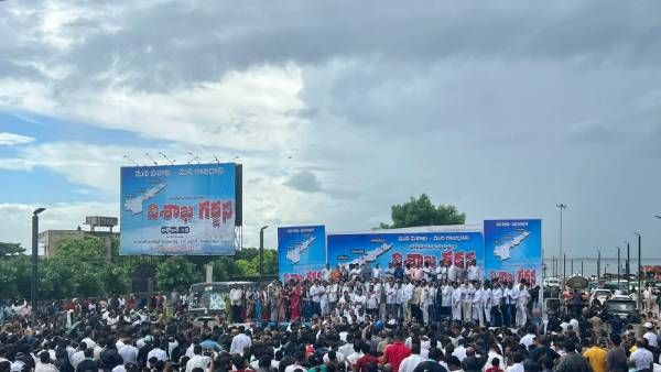 విశాఖ గర్జనతో వ్యూహం మార్చిన వైసీపీ ? టీఆర్ఎస్ ను మరిపిస్తూ ! విపక్షాల ఎలిమినేషన్ ప్లాన్ ?