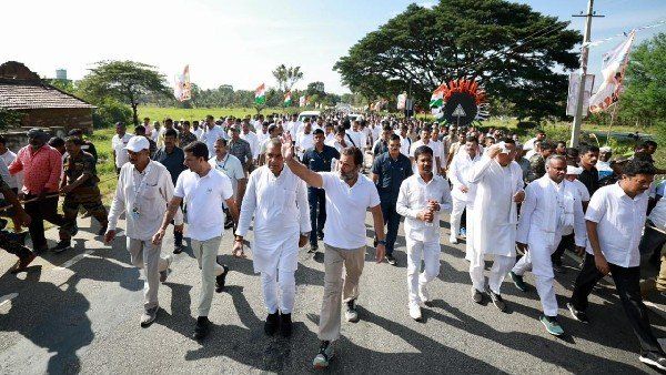 Rahul Gandhi: అమ్మాయిలు పోటీపడి రాహుల్ తో సెల్ఫీలు, పిల్లలతో యువరాజు !