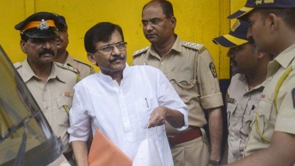 ఏ కారణం లేకుండా అరెస్టా?: సంజయ్ రౌత్‌కు కోర్టు బెయిల్, చేతులు జోడించిన ఎంపీ